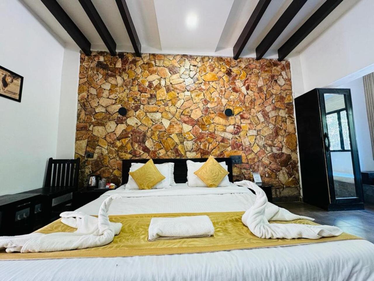 Gir Lions Paw Resort With Swimming Pool Sasan Gir Bagian luar foto